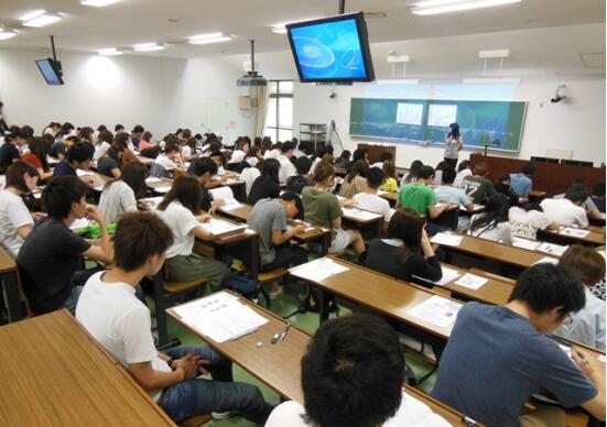 7月16日，日本关西外国语大学孔子学院汉语考试中心举办了2016年第三次HSK考试。   HSK考试现场  此次考试会场位于关西外国语大学学研都市校区，设有10个考场和30余名监考人员，共有711人参加考试（报名人数为738人）。   HSK考试现场  此外，在考试中，孔院特意为身体条件特殊的考生设置了专门的考场，以满足其需求。   HSK考试现场  近年来除了英语之外，越来越多的日本企业将汉语水平作为企业选拔人才的一项重要条件。HSK考试作为中国政府公认的汉语能力测试，考生人数逐年上升。   HSK考试现场  据悉，关西外国语大学孔子学院与汉考国际教育科技（北京）有限公司签订合同，自2010年开始举行HSK考试。孔院本年度将举行四次HSK考试。此次考试适逢期末，很多学生将其作为检验自己汉语学习效果的机会，踊跃报名，人数创本年度新高。