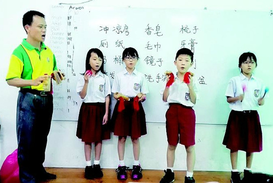 李广（左）把快板等说唱形式引进印尼的课堂，激发了学生学习中文的兴趣。受访者供图