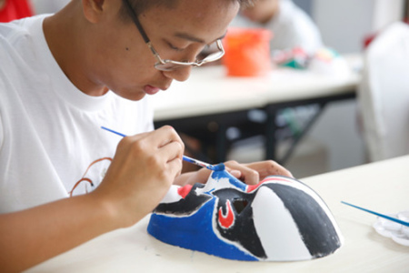 8月1日，一名来自法国的华裔男孩绘制他设计的京剧脸谱。（法国《欧洲时报》/王骏 摄）