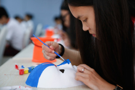 8月1日，一名来自法国的华裔女孩绘制他设计的京剧脸谱。（法国《欧洲时报》/王骏 摄）