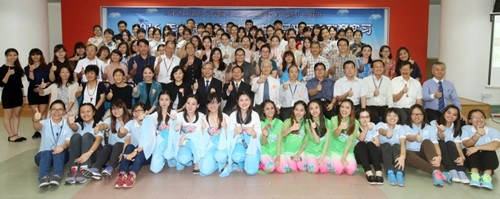 新纪元学院教育系师生、北京市国际教育交流中心代表、50名北京实习生和22所各独中代表在开课典礼结束后合影。（马来西亚《星洲日报》）