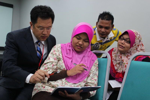 作为马来西亚汉语言形象大使，赵德韵多次亲临马来西亚汉语教学现场，为政府官员丶教师等公职人员培训标准普通话，并多次举办中马两国的汉语教育交流与合作活动，逐步扩大了汉语在世界范围内的影响力。（马来西亚《星洲日报》）