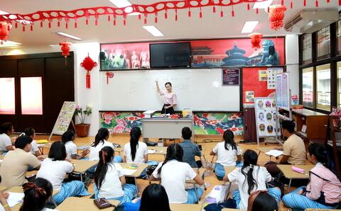 7月28日至8月4日，由国家汉办泰国志愿者管理教师、泰国职教委志愿者以及泰国教育部职业教育委员会（简称“职教委”）汉语项目官员等组成的走访调研工作组，在泰国北部清迈组织了志愿者走访座谈会，并对泰国北部部分府县的职教委志愿者任教学校进行实地走访调研。  南邦职教委学校汉语教室 　　参与此次调研的有国家汉办泰国志愿者管理教师总协调张立志，泰国职教委志愿者管理教师梅龙跃、窦体乾，泰北一区管理教师张唐凌，以及泰国职教委汉语项目官员陈吉及其助手徐旺文。  清迈座谈会合影 　　工作组深入山区，依次走访了清迈、南邦、清莱、帕尧、楠、房、波等5府2县的11所学校，看望了50余名汉语教师志愿者。他们实地查看了志愿者工作住宿环境，与志愿者和泰方学校领导座谈，听取志愿者工作生活情况汇报和校方对志愿者的评价。工作组还观摩了志愿者现场教学，充分肯定和鼓舞了志愿者教师的志愿奉献精神。受访的志愿者教师对国家汉办和泰国职教委的关心和支持表示感谢，表示将努力工作、认真教学，做一名优秀的汉语教师志愿者。  志愿者教学现场 　　汉语教师志愿者教师认真工作、积极融入学校活动并努力学习泰国语言文化的精神，也得到了任教学校领导和负责人的肯定和赞扬。清迈府房县职教委学校校长表示，在志愿者教师的努力下，学生们的汉语进步很大，不仅能表演中国舞蹈，还能用汉语与教师沟通；校方还计划下学期为学校教职工开设汉语课程，让学校泰方老师能更多的学习和了解中国文化，进一步加强泰国教师与志愿者间的沟通和联系。