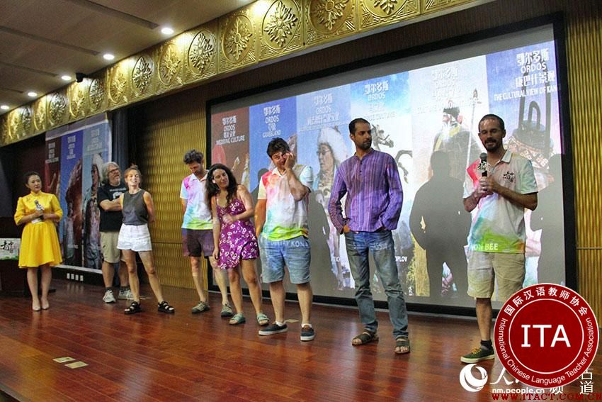 　　6年来，每逢暑假，北京师范大学中国文化国际传播研究院都会迎来一群新朋友。单单今年，就有来自25个国家的101名青年人加入“看中国·外国青年影像计划”。美国、荷兰、俄罗斯、加拿大、挪威、印度、意大利……他们来自不同的国家，但都是第一次来体验中国。   　　同样在北京，31位青年汉学家在这个夏天结束了自己的“研修计划”。他们来自美国、澳大利亚、法国、德国、韩国、日本、土耳其等26个国家，研修方向涉及中国文学、历史、哲学、艺术、语言、政治、当代社会、国际关系等诸多领域，研修单位则覆盖中国社科院、中国艺术研究院、清华大学等。  　　对于这些青年人而言，中国悠久的历史和传承千年的文化吸引着他们，因而，中国之行是一场发现之旅，他们在这里为遍布世界的同龄人寻找着答案：有着五千年文明的中国是什么模样？当下的中国是什么模样？  　　耳听为虚，眼见为实  　　“这次在安徽考察中国乡村，我学到了一句话：读万卷书，行万里路。我来中国之前已经读过一些关于中国的书，但这三个星期，我学到的要比想象的更多。”在“青年汉学家研修计划”结业仪式上，巴黎友丰出版社的文学翻译李蓓珂很感慨。  　　与李蓓珂一样，青年汉学家们参与的是一场“知行合一”的研修。这样的体验让来到中国的汉学家印象深刻、收获满满。加拿大亚太基金会的魏一云第一次来中国是在25年前，再回中国，她惊讶于飞速的发展与变化：“与之前相比，这似乎是两个不同的国家”，“中国发展的步伐很快，但有些东西并未改变——中国历史悠久、中国文化丰厚、中国美食好吃、中国人非常友好。”  　　对于那些来参加“看中国”的年轻人来说，他们的触动显然更大。  　　“你们怎么会有这么现代的机场？”当飞机降落在首都机场T3航站楼，美国波士顿大学的学生禁不住问。6年前的这一幕，让北京师范大学教授黄会林记忆犹新。显然，尽管今天的地球已经是平的，但新闻资讯、书本和影视音乐等文化产品所带来的想象，与真实的中国远远不相匹配。而每届“看中国”活动结束回国时，中外师生总会热情拥抱、挥泪告别。鲜明的对比，给了黄会林团队坚持把这件事情做下去的决心：“要让世界知道中国，我们需要着眼于青年，着眼于视觉。语言和文字是我们了解彼此的障碍，而影像是世界共通的语言。”因此，“看中国”资助那些从未到过中国的青年人与中国大学生合作拍摄短片，用镜头记录他们的感受。  　　作为参与者的以色列特拉维夫大学影视编剧系主任阿瑟夫·纪波同样相信“耳听为虚，眼见为实”。“我坚持要他们忘掉从互联网和旅游小册子或网站上了解到的关于中国的一切，他们一定要亲眼去看，寻找真正令自己感兴趣的东西。”  　　而让这些年轻人最感兴趣的，恰恰就是古老神秘却又随处可见的中国文化。  　　文以贯道，成风化人  　　对“看中国”的参与者和青年汉学家们而言，要理解中国日益凸显的国际影响力，读懂其所根植的中国文化土壤是最佳的方式。经久不衰、历久弥新的中国文化，让他们疑惑，更让他们惊叹。  　　“过去，如果让我写出中国作者的名字，一张名片差不多大小的纸就足够。而这次研修让我走近中国，我对中国文学的认识好比乘上了一架直升机。”澳大利亚阿德莱德大学研究生林进文从9岁开始学中文，致力于做一名文学翻译，但“中国文学仿佛一座遥远的大山”，这次研修让他终于找到了攀登的路径。  　　10岁时，美国波士顿大学教授吉奥夫·伯伊斯特从父亲那里得到了一本老子的《道德经》。几年后，他又读了孔子的《论语》和其他一些儒学书。参加“看中国”，他送给学生们四句话：“万物皆有其美，唯慧眼能识之”“既来之则安之”“以其终不自为大，故能成其大”“千里之行，始于足下”。儒学思想，是他认识中国、理解中国人的一把钥匙。  　　身处价值多元、思想活跃的时代，虽然互联网的普及打破了时空的限制，但要打破文化上的偏见和误读，还是要回到面对面、心贴心的交流上来。文化交流，是获取真实的中国故事的途径，是读懂彼此、取得共识的重要方式。  　　“自由、梦想是美国精神的核心，而谈到中国精神，我会用信念、从不放弃、自强不息来概括”。在“看中国”的所见所闻，让吉奥夫·伯伊斯特对当代中国有了更深刻的认识，对中国文化萌生了发自肺腑的赞赏和认同。  　　“我敢肯定，当他们回到家乡时，那些有关中国的故事将被人们复述。”阿瑟夫·纪波说：“像古时商人走过的那条横贯中西的丝绸之路，我们用数字电影的图像和故事搭建了一条新的丝绸之路。这一次，促使我们漂洋过海的不再是丝绸和香料，而是中国故事。就像那些闪烁的篝火，让远在地球另一端的人们凭此去想象中国，进而想到中国实地走一走、看一看。”  　　自觉自信，表达自己  　　英国前首相丘吉尔曾有一句名言广为流传：“我宁愿失去一个印度，也不愿失去莎士比亚。”可见，文化对于一个国家来说具有不可替代的价值。文化是一个标识、是一个符号、是一扇敞开的大门，只有真正读懂了中国文化才可能真正读懂中国。中国的魅力在文化，自信也在文化。  　　今年，一部记录贵州风土人情的纪录片《相约未知地带——贵州篇》在法国电视二台热映，吸引了523万法国观众，创下了21.9%的当晚最高收视率；BBC(英国广播公司)也走进中国的实验室，着重报道5项“高大上”的科学工程，开始审视正在中国发生的“科学革命”……独具魅力的中国文化，正凭借生生不息的活力、革故鼎新的创造力，以昂扬的姿态，让世界刮目相看。  　　无独有偶，假如我们把从2011年到2016年，参与“看中国”的46所高校、35个国家的300多名大学生在21座中国城市拍摄的纪录片连缀起来，就会发现，那是一幅当代中国的鲜活画卷。北京的老城门、自行车、老手艺人、798艺术区，天津的小吃、出租车、相声曲艺，苏州的昆曲、园林、平江路，长沙的湘绣、木偶戏、沙发客，以及西北的秦腔、兰州牛肉面、羊皮筏子，直至今年走进他们镜头里的55个少数民族……这些的总和，就是中国人、中国文化乃至中国。  　　“我们没有为学生们设定主题，也不对他们拍摄的内容作要求，但巧合的是，所有的影片都在聚焦中国文化。”黄会林认为，我们理应怀有这样的文化自觉和文化自信。“世界文化格局色彩缤纷，在文化多元的21世纪，就全球影响力而言，中国文化应当发挥她的影响力，成为世界上不可替代的、独树一帜的文化。”(