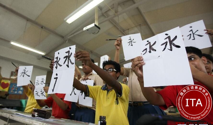 8月15日，中国驻加尔各答总领事马占武应邀前往南城国际学校(South City International School)，出席该校庆祝印度第70个独立日相关活动并致辞。  　　马占武在致辞中感谢校方的邀请，他强调，中印关系发展潜力巨大，两国关系总体发展平稳。中国外交部长王毅前不久访印取得积极成效，并在新德里拜会了印度总理莫迪。在双方共同努力下，中印关系一定能取得更大发展。马占武希望两国之间尤其是青年学生间，开展更多交往，并希望他们将来为中印两国交流合作做出更多贡献。  　　他还对该校学生当天上午围绕中国未来发展进行辩论表示赞赏，介绍了中国的发展战略，强调中国依靠人民的勤劳努力取得巨大发展成就，将继续致力于走和平发展道路，继续高举和平、发展、合作、共赢的旗帜。  　　南城国际学校校长巴古尔(John Andrew Bagul)感谢马占武出席学校活动，表示学校将从3年级开始设置中文课程，并希望能在总领馆帮助下，与中国有关学校开展交流项目。他还鼓励学生们从小做起，为中印友好做出努力。   　　随后，马占武在巴古尔等陪同下，为庆祝活动点燃吉祥灯，并观看该校学生精彩的文艺表演。