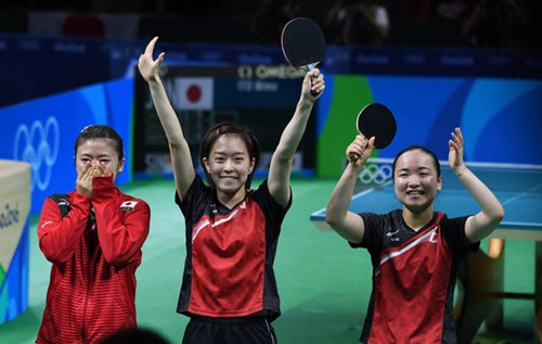 在2016年里约奥运会乒乓球女子团体铜牌争夺赛中，日本队以3比1战胜新加坡队，获得铜牌。