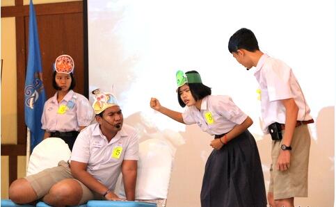 8月19日，由泰国基础教育委员会主办、普吉中学孔子课堂承办的泰西南第十四教育区“讲故事、中文话剧及歌曲演唱比赛”复赛在普吉中学会议厅成功举行。来自泰西南地区的普吉、甲米、攀牙、春蓬等六府的10多所学校共42位选手参加此次比赛。   副校长为活动致开幕词 　　比赛活动邀请到了普吉女子中学外语部主任张再美、宋卡王子大学普吉孔子学院何可、王鹏妹、夏蓓、季士坤以及多位优秀汉语教师担任评委。赛前，普吉中学副校长Wichai Suripol先生以及课堂泰方负责人谢宝树老师分别上台致开幕词，对本次活动给予了高度的期望和祝福。  话剧表演《美人鱼》 　　此次比赛分两个赛场同时进行：会议厅话剧场和中文教室讲故事、歌曲场。在讲故事比赛中，学生精彩的表演和标准的发音得到了在场所有评委和观众的一致认可。值得一提的是，来自普吉中学孔子课堂初一的6号选手苏美玲通过生动形象的肢体语言和丰富多彩的语音语调，将大象、猴子、啄木鸟等四种角色呈现在大家面前，最终以优异的成绩获得了故事组的第一名。在中文歌曲大赛中，选手们用动听的歌声完美演绎了凄美缠绵的歌曲《年轮》和脍炙人口的《但愿人长久》，此外，评委们犀利的现场提问更加考验和体现了学生的中文水平，此外，中文话剧比赛现场气氛热烈。每组参赛团队都以独具特色的表演形式，向评委和观众们传达了深刻的寓意。通过观看话剧《我的未来不是梦》，让观众明白只要努力打拼，就能实现自己的梦想；《哪吒》故事让人懂得抚爱情深；《选美大赛》传递了心灵美才是真的美的助人为乐精神。  讲故事比赛现场 　　本次比赛旨在为泰西南片区各校师生提供一个展现汉语言文化技能的平台，为各校师生搭建一个互相学习的桥梁。通过激烈地角逐，分别评选出了“讲故事、中文话剧及歌曲演唱比赛”各项比赛的第一名，他们将代表泰西南地区各校参加在曼谷举行的决赛，在这里，我们预祝各位选手在最后的角逐中取得优异的成绩。