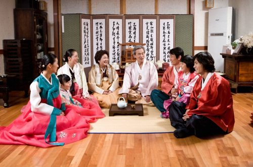 韩联社21日报道称，韩国国民之党国会议员郑仁华当天表示，已发起提议，要求国会通过《家族关系登记相关法律》修正案，核心内容是新生儿姓名登记时，将汉字姓名与韩文姓名一起登记。   　　根据韩国现行法律，父母给孩子起名时可以使用韩文或常用汉字，但韩国大法院此前裁决，禁止名字中汉字和韩文混用。因此，韩国各地方的登记机关目前不接受“韩汉混用”的名字申请。  　　韩国词汇分为汉字词和固有词，其中汉字词占70%以上。韩国人传统上都以汉字词作为姓名，但韩国在一段时间内取消汉字教育，不少家长搞不清汉字词和固有词的分别，给孩子起名使用固有词。以韩国著名艺人张娜拉为例，其名字“娜拉”就是固有词，本意是“国家”的意思，但翻译成中文“张国家”很怪异，因此采取音译“张娜拉”。  　　韩国KBS电视台称，在上世纪60年代，韩国小学教科书是韩文和汉字同时标注，但上世纪70年代(朴正熙时期)，韩国政府强行推动“韩文专用”，此后韩国学术界和教育界关于韩国应该“韩文专用”还是“韩汉混用”的争议持续不断。现在，不少韩国父母都在教授孩子汉字，孩子正在读初中的柳姬正接受采访时说：“懂汉字后，孩子对语句的理解力提高了，对文章整体脉络更有把握。”  　　韩国《东亚日报》称，韩国语言文化正常化促进委员会此前召开记者会，敦促韩国中小学教科书应该“韩汉混用”。与会的教育专家表示，只教授韩文正在导致韩国国民语言能力下降，让韩国的语言文化衰退，韩国政府应该制定“小学教科书中重复标识汉字”的方案。前教育部官员刘学英说，目前韩国中学生中有40%不能用汉字正确写出名字，90%不能用汉字正确写出父母的名字，在二三十年前，大学生用汉字写论文是司空见惯的事情。由于国内呼吁恢复汉字教育的呼声日趋强烈，韩国教育部此前制定在小学教科书中使用四五百个汉字的“韩汉混用”政策，但此举遭到不少主张“韩文专用”的人的抵制，政府今年年底将做出最终决定。