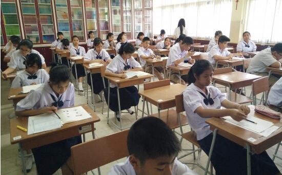 8月20日，泰国宋卡王子大学普吉孔子学院在普吉中学考点，举办了2016年第四次YCT考试(中小学生汉语考试)，来自普吉中学的207名考生参加。  　　普吉孔子学院高度重视本次考试。考前对普吉中学及其孔子课堂的教师进行了考务培训，以确保所有考试流程的规范有序。考试当天，考场秩序井然。凭借对汉语的热情与平时扎实的基础，考生们沉着应考，结束时都洋溢着笑脸，期待一份满意的成绩单。  　　组织汉语水平考试一直是普吉孔院的重要工作之一，以考促教、以考促学推进汉语教学事业的发展。普吉孔院将继续积极走出去，与当地中小学校合作，更好地为泰西南地区的考生提供汉语考试与汉语培训服务。