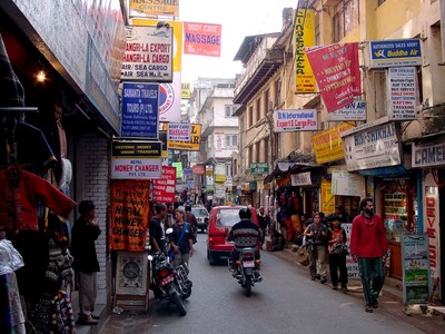 走在尼泊尔首都加德满都市中心的旅游集散地泰米尔狭窄的街道上，中文标语遍布——“黄河清真拉面饭馆”“宇扬国际物流”“九鼎源宾馆”“亚洲探险”……俨然一座“中国城”。去年的“4·25”大地震曾令这里几乎繁华尽毁。如今，伤痛已经远去，这座“中国城”希望借助“一带一路”的机遇重拾昔日喧嚣。  　　泰米尔到底有多少家中国商铺？泰米尔旅游发展委员会主席拉姆保守估计大概有50家。对此，捷程货运公司总经理陈军有自己的判断，“我看差不多有1000家。”这名从2006年就到尼泊尔打拼的广西汉子，目前经营着4家公司，涉足旅游、酒店、货运和进出口贸易四大业务。   　　去年大地震以前，他的各项生意都很红火：旅馆天天客满，每月空运回中国的尼泊尔佛像、地毯、菩提子等产品多达四五十吨。现在，由于地震和印度非正式禁运的影响，生意大不如前。“你看我这个大厅，没有几个客人，以前可是人满为患啊，”陈军略带惆怅地说道。  　　不过，聊起“一带一路”，陈军兴奋了起来：“自从今年3月尼泊尔时任总理奥利访问中国以后，明显感觉过来寻找商机的中国人多了。”陈军认为，现在最主要的问题是两国间交通很不方便。他举例说，由于航空公司运力不足、载量限制较多，他发回中国的货物几乎每次都要在机场排队等好几天。  　　对于交通不给力的问题，泰米尔加都1号宾馆的老板老潘有更深切的体会。2015年10月，中国吉隆－尼泊尔拉苏瓦双边口岸震后刚刚恢复通关，他组建的“神行车队”便“开门拉客”。  　　老潘的车队专跑吉隆至加德满都的线路，线路路程100多公里，以山路为主，路窄、坡陡、弯多。在雨季，坠石、山体滑坡、泥石流是家常便饭。为此，老潘要求加盟的司机必须有一流的驾驶技术，车必须是车况良好的越野车。  　　尽管车队目前规模已达到拥有约60辆车，但老潘在采访中介绍说，由于路况太差，如今愿意从吉隆口岸返回的中国游客其实越来越少。他的车队之前一天可以单边运送400名游客，但现在每天从吉隆口岸接送的客人只有100多人。  　　老潘说，他与许多中国同行的最大希望就是两国能够借助灾后重建的机会和“一带一路”的东风，把联通西藏与尼泊尔的两条公路主干道修好，把西藏日喀则的铁路延伸到加德满都。  　　与此同时，在泰米尔，做文化生意的中国人也逐渐多了起来。26岁的西安女孩李念琛的专业是对外汉语教学，2014年到加德满都后发现当地想学中文的人特别多，但教授中文的机构仅有两三家，远远满足不了需求。  　　发现商机的李念琛先后投资约15万元人民币，注册公司、租场地，在泰米尔办起了汉语培训学校。  　　目前，她的学校有10个班同时开课，大部分学员是想与中国做生意的尼泊尔商人、旅游业从业人员等。曾经还有来自不丹、印度、澳大利亚等国的学员，慕名到她的学校学汉语。  　　在泰米尔附近的新知图尼泊尔书局也一直在办中文培训班。负责人项平勇告诉记者，开设中文培训班的目的是要让书局成为一个文化交流的平台，增加尼泊尔人对中国文化的认知和了解，推动中国文化在尼泊尔的繁荣。随着中尼之间交流的深化，相信会有越来越多的中国人到尼泊尔旅游、经商和生活。