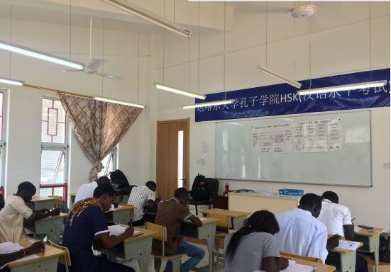 汉语水平考试现场，日前，塞内加尔达喀尔大学孔子学院，举办了2016年第二次HSK汉语水平考试。  　　此次考试内容涵盖HSK一至四级，共有49人参加，其中报考一、二级的考生占总人数的69%。在监考教师的组织安排下，考生们井然有序地完成了考试。  　　据悉，达喀尔大学孔子学院，每年定期举行汉语水平考试及汉语水平口语考试，并按级别对考生进行考前辅导培训。自今年5月达喀尔大学孔子学院搬入新大楼以来，影响力不断扩大，汉语热持续升温