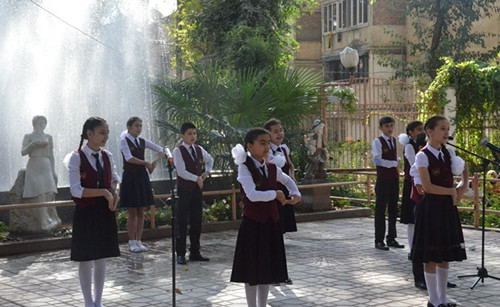 卡夫拉特学校汉语学生们表演中国歌曲、舞蹈。