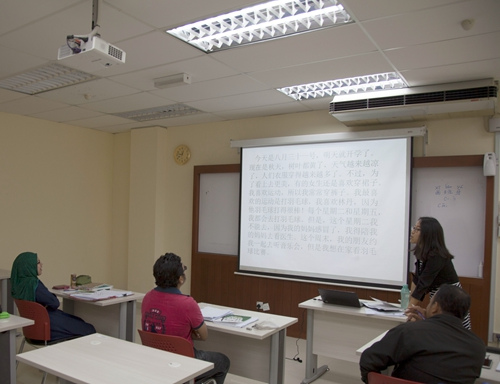 图为学员正朗读中文文章，并用英语翻译文章内容。（来源：马新社）