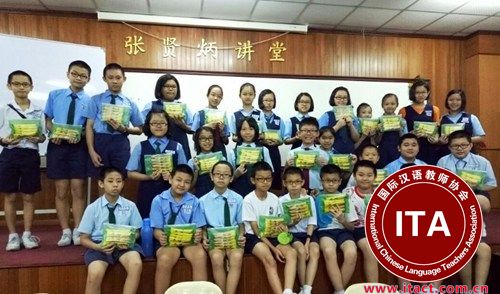 华小学生参与阅报问答比赛