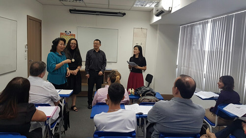 李艳君与学员亲切交谈