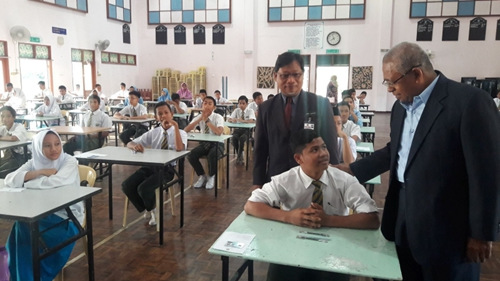 尤诺斯（右）巡视巴当德姆中学考场。（马来西亚《星洲日报》）