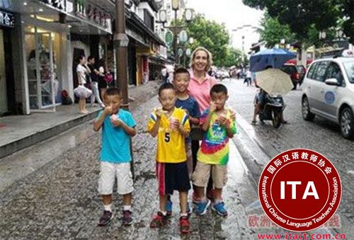 西班牙夫妇与中国孤儿