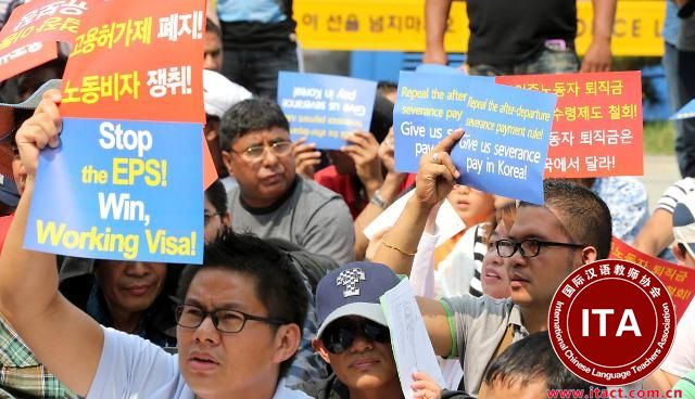 据韩国亚洲经济中文网报道，人口刚突破5000万的韩国却迎来雇佣外国人100万时代。但受到出口不景气影响，制造业雇佣外国人增幅暴跌。  　　当地时间10月20日，韩国统计厅公布的《2016年外国人雇佣调查》报告显示，截至今年5月，15岁以上在韩国常住的外籍人达到142.5万人，同比增长3.7%，约为5.1万人；其中，经济活动人口同比增多1.9万人，达到100.5万人。  　　据报告，数据显示外籍人员雇佣率为70.5%，同比下跌1.3%，但较韩国人63.3%的雇佣率高出7.2%。外籍劳动者为96.2万人，同比增长2.5万人。外籍就业者占韩国就业者总人数的3.6%，与2015年持平。  　　具体来看，从性别来看，在韩国就业的男性外籍人员雇佣率高达81.0%、女性雇佣率为50.9%。从国籍来看，中国人占比最多，其次为越南人。从年龄层来看，30-39岁的人数最多，占比为29.2%；其次为15-29岁占比26.6%，40-49岁占比19.5%。从产业来看，矿业及制造业占比最多，占比45.4%。依次为批零、住宿及餐饮业占比19.7%，事业、个人、公共服务业占比19.4%。从工资来看，收入在100-200万韩元的外籍人员占比高达48.7%；依次为200-300万韩元占比37.9%、300万韩元以上占比8.9%。与2015年相比，200万韩元以下的临时工、日工外籍人员数减少，但200万韩元以上的外籍人员数增加。   　　统计厅方面表示，外国人就业者中20多岁和30多岁年龄段最多，这与韩国人中年就业比重最大形成对比。另外，2015年临时工就业人数增幅最大，今年却出现减少，这也是今年外国人就业特征之一。