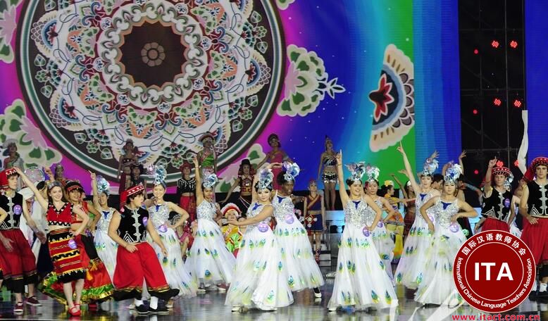 文歌曲给外国汉语学习者营造了一种良好的语言氛围，从听和说两方面给予他们锻炼的机会，是提高听力和口语水平的“捷径”。  　　了解文化和历史的窗口  　　孔林也喜欢听中文歌。在课余时间，他常和同学们一起去KTV聚会，会点很多自己喜欢的中文歌曲，特别是带有中国民族音乐特点的歌。《万物生》是一首具有强烈西藏佛教风情的歌，调子和词汇对中国人来说都比较难，但孔林却非常爱听，渐渐也会唱了。而阿卜杜汉则更喜欢看中国的电视综艺节目，比如《非诚勿扰》《奔跑吧，兄弟》《欢乐喜剧人》等。阿卜杜汉说：“有些综艺节目向我们展示了很多中国真实的社会生活的情景，让我们对中国有了更多的了解。”阿卜杜汉在哈尔滨上学，也接触到了东北的喜剧表演艺术，他说：“东北的小品真是太搞笑了，东北人在生活中就是这么幽默！”  　　目前在清华大学读研的柬埔寨留学生张于峰也曾在哈尔滨读书。除了东北那些让大家喜闻乐见、捧腹大笑的喜剧节目之外，他还爱看中国的历史古装剧。“我喜欢中国古典文学，特别是《论语》这种厚重、高深的书。而历史题材的电视剧里有很多现代汉语里不太常用的表达，那是体现中国悠久的文化、历史的东西。”通过观看历史古装剧，他开始阅读中国的史书，一边读一边学古文，获取到了不少中国的历史、文化知识。如今，他已经对中国历史上的各个朝代了如指掌。  　　蕴含中华文化气息的中文歌曲、展现当代中国社会生活的综艺节目和表现中国历史文化的电视剧为外国汉语学习者打开了一扇多彩的窗口，帮助他们直接、有效地认识和了解中国。  　　辅助教学和学习的工具  　　现在在美国亚利桑那大学孔子学院教小学生的汉语教师志愿者陈雪梅在教学中也时常会教一些中文的儿歌。在今年9月举办的孔子学院日活动中，陈雪梅就带着学生们表演了中文歌《我爱我的家》。她说：“我之所以选择这首歌，是因为歌词以开口呼的字词为主，对孩子们来说比较简单。虽然我不会特别强调发音的准确性，只要孩子们能掌握停顿和节奏就可以，但他们唱得都很好，出乎我的意料。”除了教中文歌，陈雪梅还给学生们播放过动画片《宝莲灯》等。“对于年幼的汉语初学者来说，观看中国影片和学唱中文歌并不会带来太明显的汉语运用上的进步，但却能够潜移默化地让他们感受汉语的韵律和节奏，掌握一些简单的语法，增长对中国文化和语言的兴趣。”陈雪梅如是说。  　　北京语言大学冯惟钢教授早在20年前就曾指出，视听说教学时将图像信息和声音信息作用于感官，使各感官获得的信息在大脑中综合融汇，进而使目标语水平得到提高。可见，采用观看中国电视节目、学唱中文歌曲等方式辅助汉语学习是符合语言学习规律的。(凌 石)
