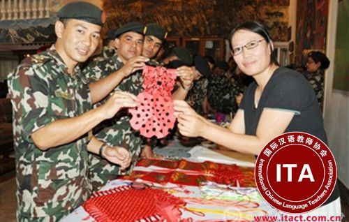 今年7月，尼泊尔加德满都大学孔子学院举办了第二届尼泊尔军队总部初级汉语班结业典礼。图为汉语班成员学习中国剪纸。