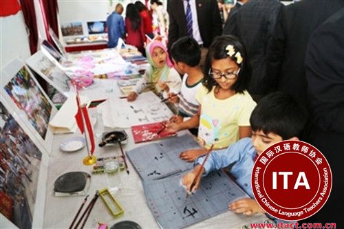 今年九月，在尼泊尔中国文化中心主办的活动现场，尼泊尔小朋友体验中国书法。 　　来源：中国文化传媒网 