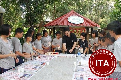 学生专心致志地学习中国书法