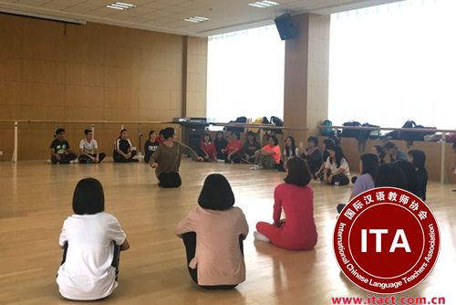 中国侨网学习传统舞蹈