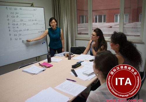中国侨网中国老师教外国人学习汉语拼音。（新华社发）