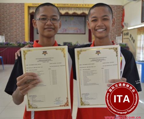 中国侨网双胞胎兄弟达尼亚（左）及达尼士 （马来西亚《光华日报》）
