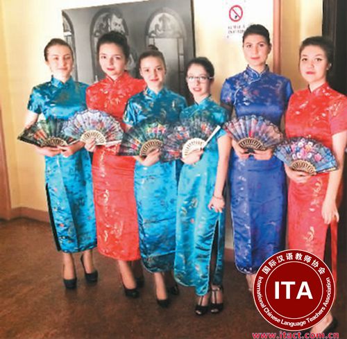 中国侨网图为张赟的罗马尼亚学生正在表演旗袍秀