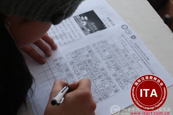 中国侨网认真书写的学生