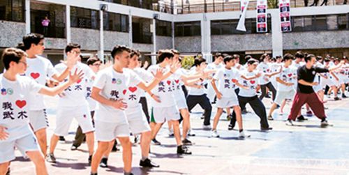 中国侨网图为国立中学汉语学员表演形意拳