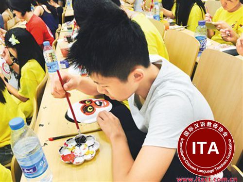 中国侨网图为华裔青少年在夏令营绘画。 　（资料图）