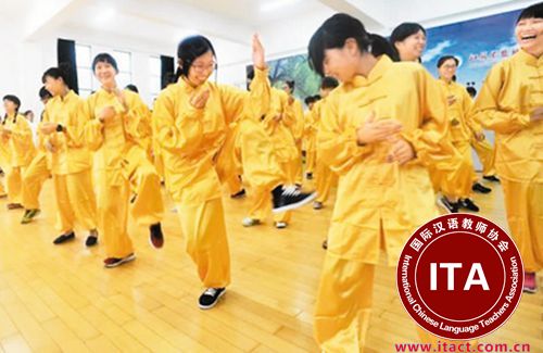 中国侨网图为华裔青少年在夏令营学习太极拳。 （资料图）