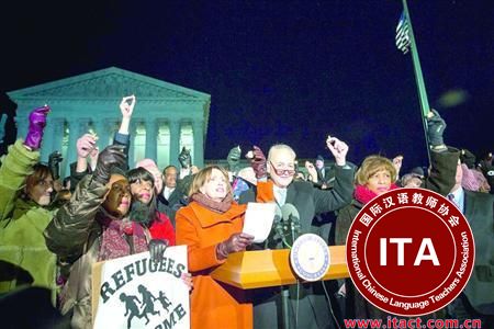 1月30日，华盛顿，美民主党议员及民众在美国最高法院外集会，抗议特朗普限制移民政策。