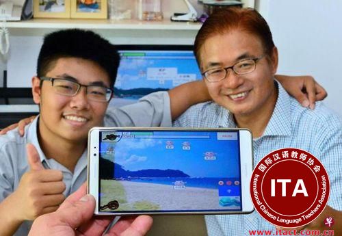 中国侨网父子档李斌（右）和李锦韬花了一年研发华文教学手机应用，推出一个月已有世界各地的用户下载。（新加坡《联合早报》）