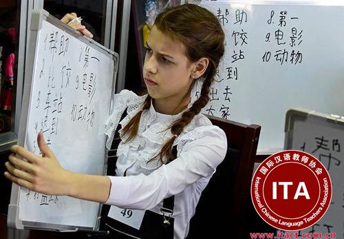 中国侨网小姑娘比较的“较”写成了“饺”啦。（网页截图）