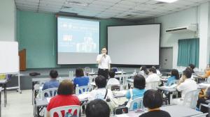 中国侨网宋华强在马来西亚培训当地的老师。