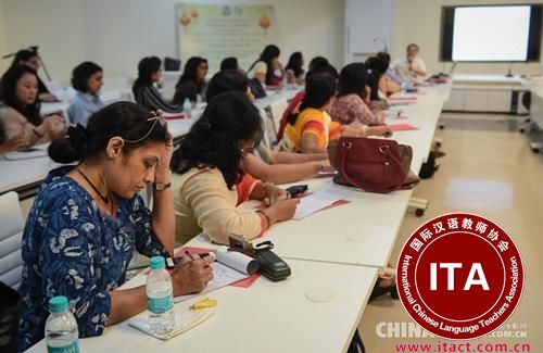 中国侨网4月15日，在印度孟买大学季羡林研究中心，参加汉语教师培训工作坊的印度汉语教师在课上做笔记。