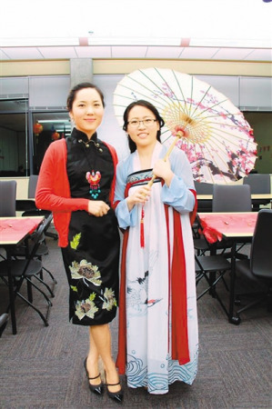 　图为美国西北大学学生穿中国传统服饰参加国际生聚会。