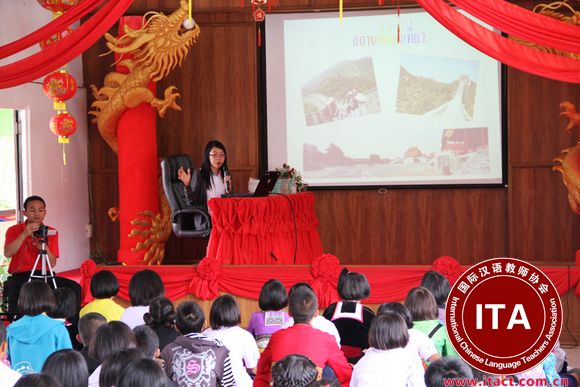 玫瑰园孔子课堂老师为学生做中国知识讲座.jpg