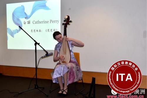 中国侨网来自澳大利亚国立大学的白丽在比赛上演奏琵琶（摄影 王思琪）