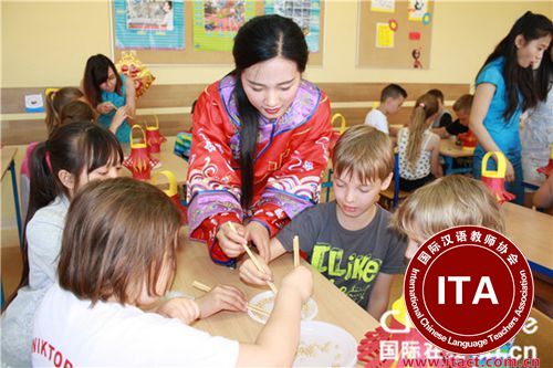 中国老师教小朋友使用筷子。