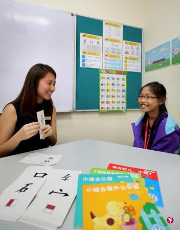 中国侨网小学生彭玮婷每周到读写障碍协会上课，治疗师反复以字卡和游戏等方式帮她复习，帮助她理解并记住字的结构和意思。（新加坡《联合早报》/龙国雄 摄）