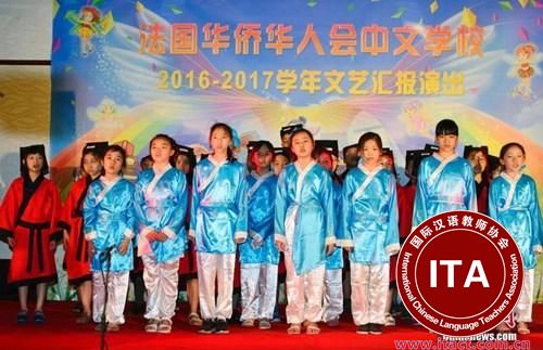 中国侨网法国华侨华人会中文学校各年龄段的华校子弟通过丰富多彩的文艺节目和才艺表演展示学校在中文教育、兴趣教育上的成果。中新社记者 龙剑武 摄