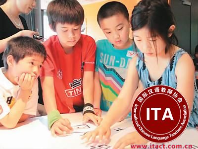 中国侨网图为6月18日，福内布中文学校的学生们在用偏旁部首组字。 来源：新华网