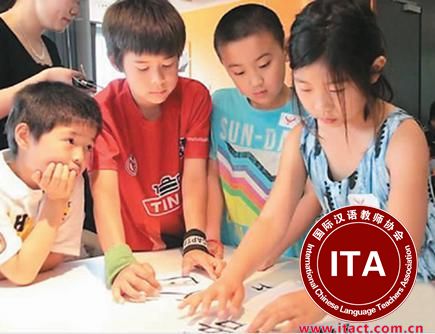 中国侨网图为挪威首都奥斯陆附近的福内布中文学校的学生们在用偏旁部首组字。张淑惠 摄 图片来源：新华网
