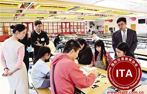 学生和家长在中文课程之余参加华夏中文学校组织的围棋比赛等文娱活动。　华夏中文学校供图