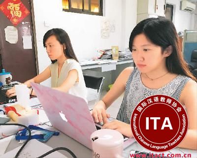 中国侨网图为作者黄诗雅（左）、陈颖妍与受访者沟通，了解在内地求学、打拼的香港青年的那些事儿（照片由作者提供）