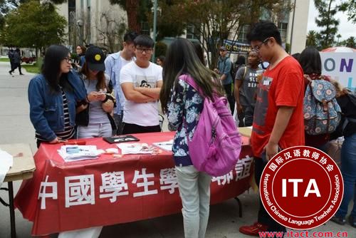 中国侨网巴沙迪那学院中国学生会为新同学提供服务信息。（美国《世界日报》/丁曙 摄）